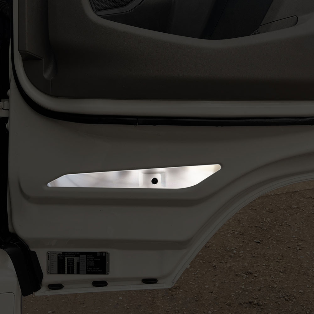 FNSC108 SCANIA FOR DOOR BOTTOM LATH CHROME (PRESSED) NG SC S/R